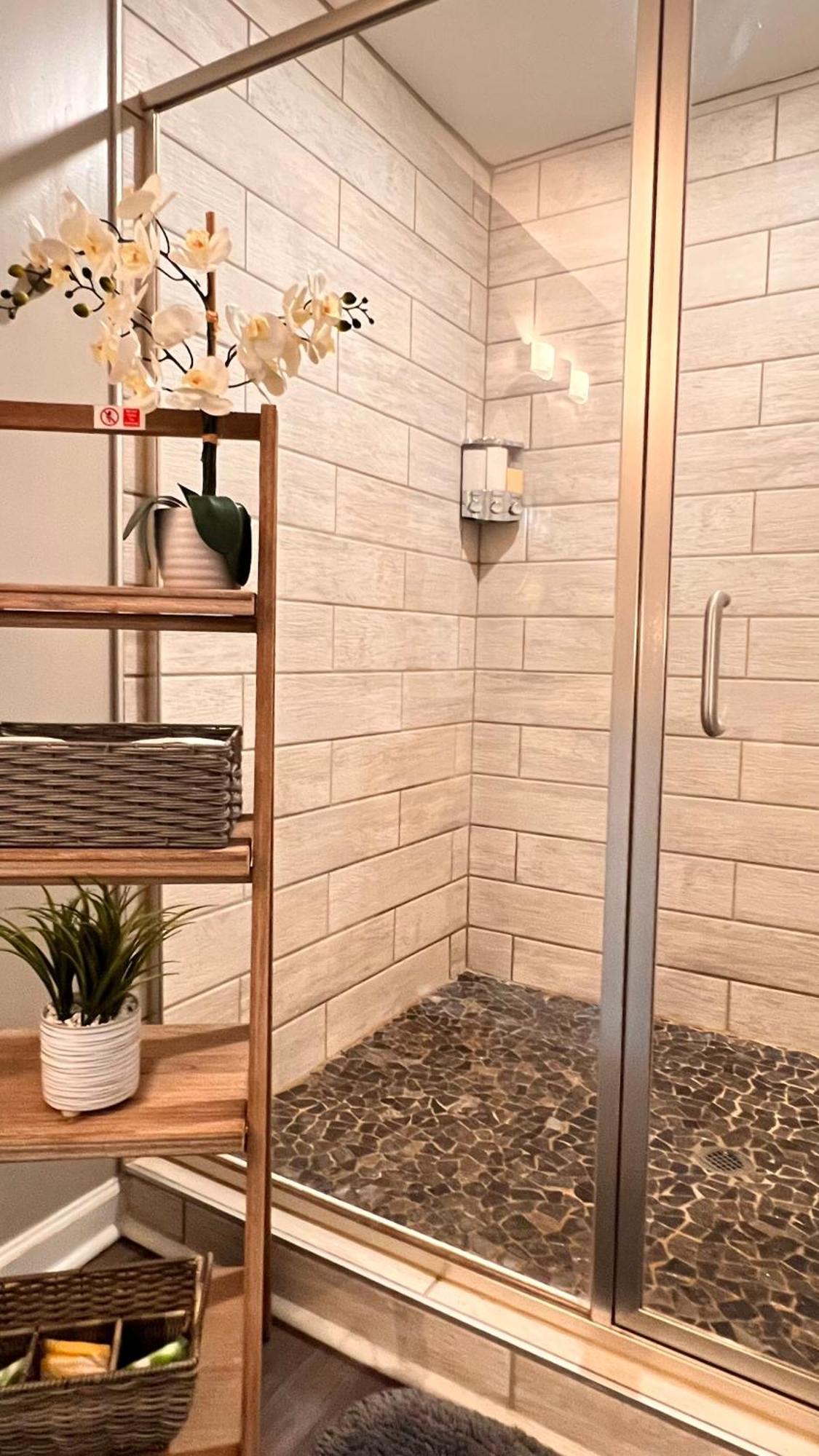 Ferienhaus Modern 3br Retreat, 15 Mins To Atl Airport, Fenced Yard & Free Parking *
