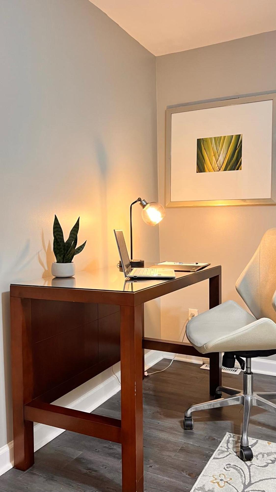 Ferienhaus Modern 3br Retreat, 15 Mins To Atl Airport, Fenced Yard & Free Parking Atlanta