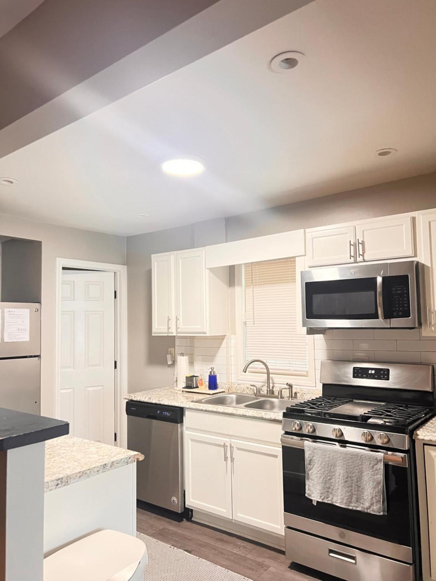Ferienhaus Modern 3br Retreat, 15 Mins To Atl Airport, Fenced Yard & Free Parking Atlanta