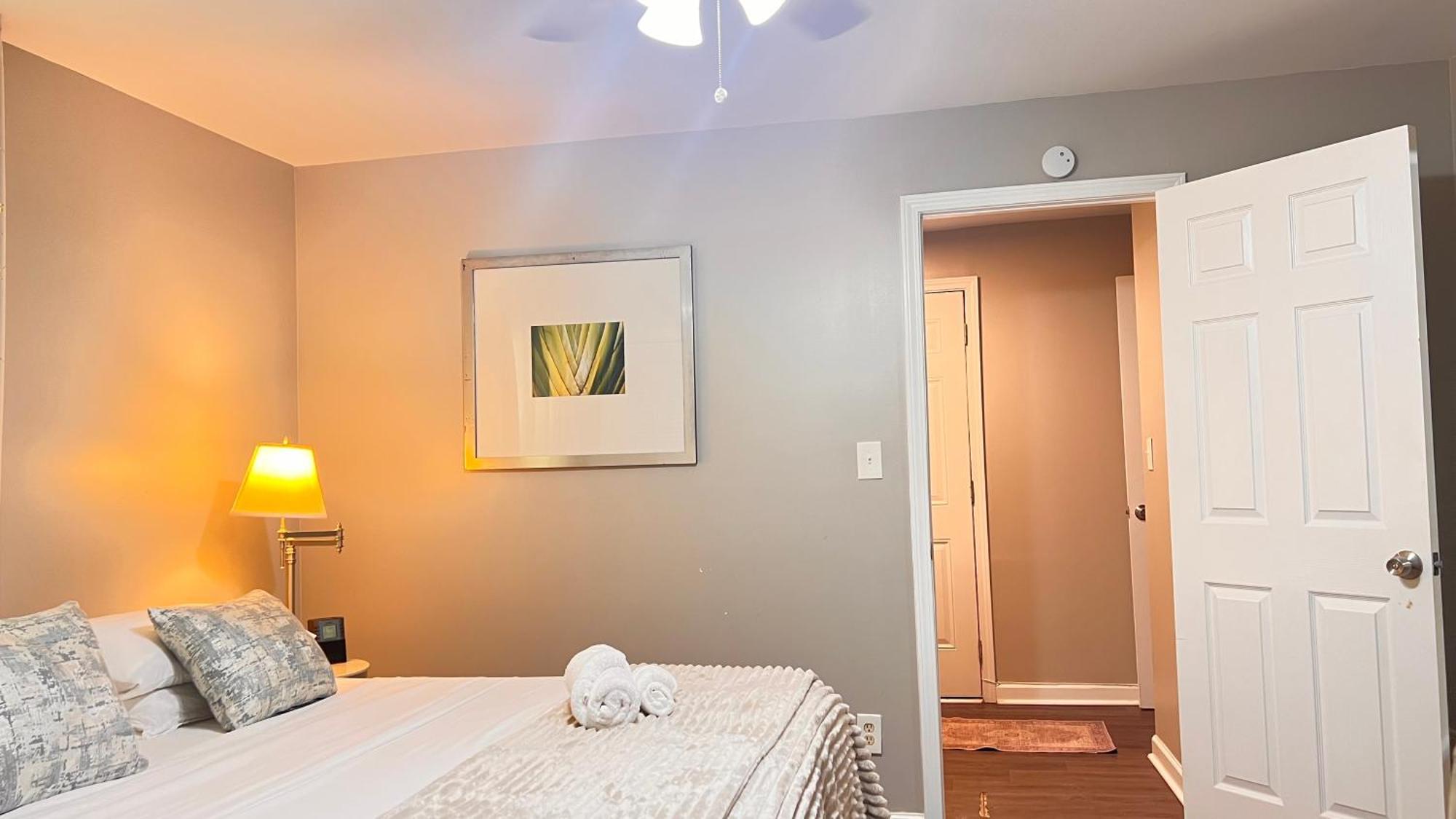 Modern 3br Retreat, 15 Mins To Atl Airport, Fenced Yard & Free Parking *