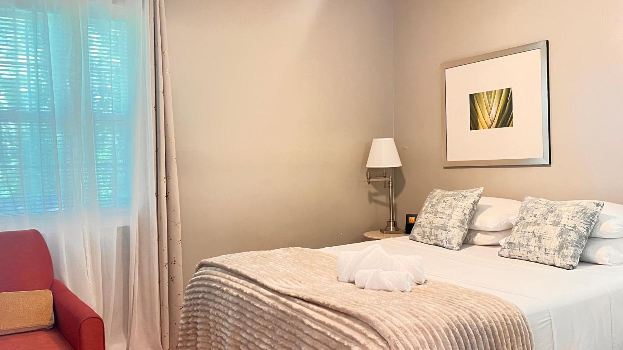 Modern 3br Retreat, 15 Mins To Atl Airport, Fenced Yard & Free Parking Ferienhaus *